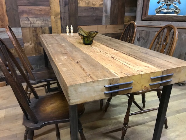 木材の種類によって質感や風合いが豊富な古材のテーブルの特徴と選び方