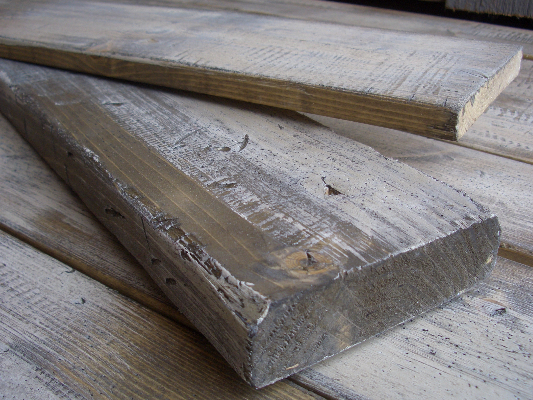 新品木材を古材風に加工する方法とは？詳しく解説 | 古材のことならお任せください。店舗や業者への導入実績多数【販売・仕入れ】｜BULLET JAPAN