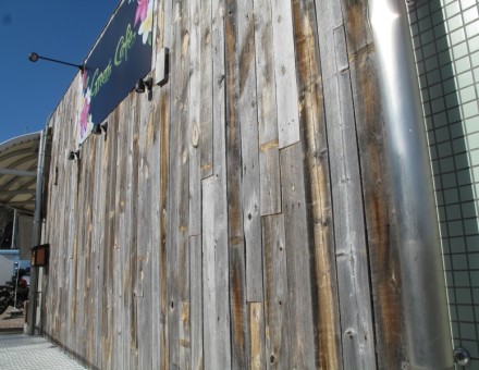 Fence Wood（不燃加工古材）　ＮＭ-0750 無塗装で店舗の外壁に縦貼り